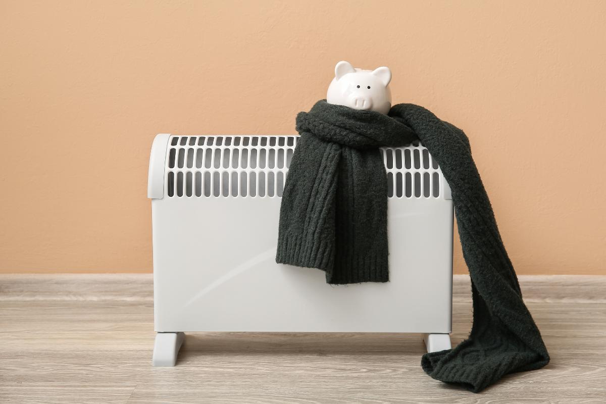 Salvadanaio con la sciarpa sopra ad un termosifone