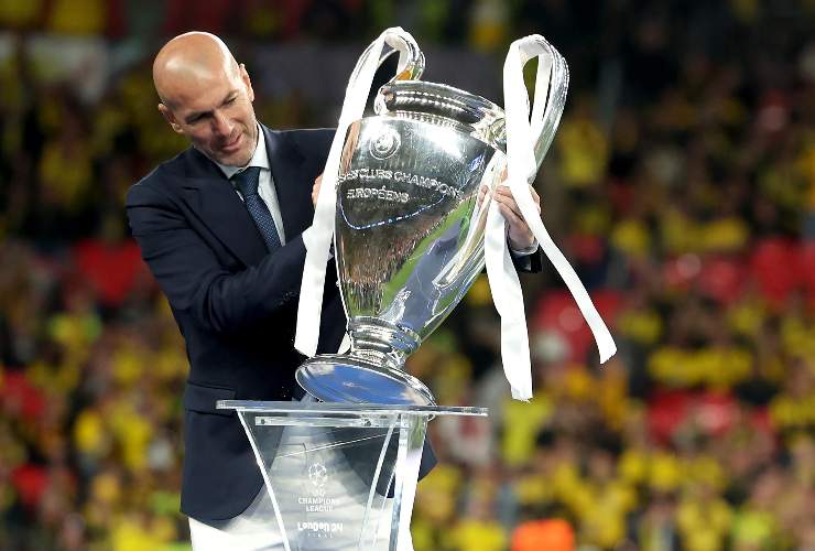 zidane tocca la coppa della champions 