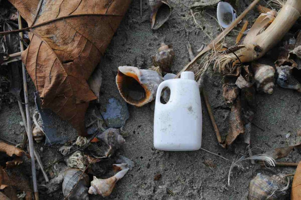 Plastica abbandonata sulla sabbia di una spiaggia