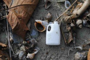 Plastica abbandonata sulla sabbia di una spiaggia
