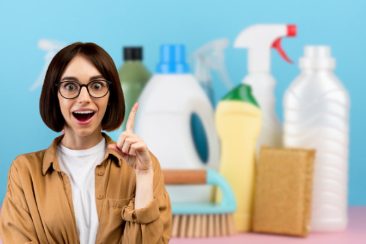 Donna con un'idea e nello sfondo detersivi