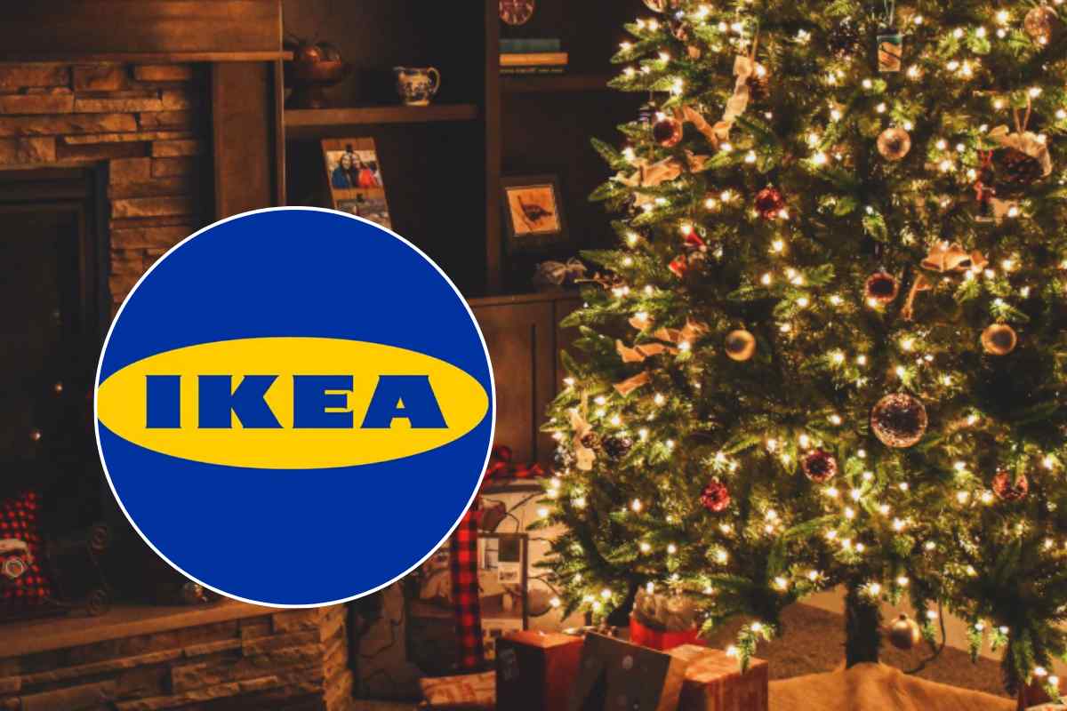 Logo Ikea e albero di Natale illuminato in salotto