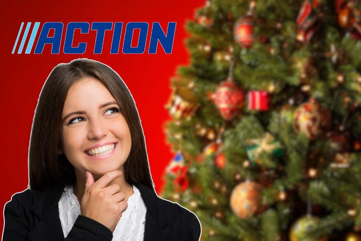 donna sorridente, albero di natale e logo action