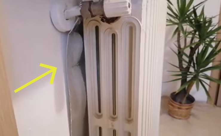 pannello di alluminio riflettente dietro al calorifero