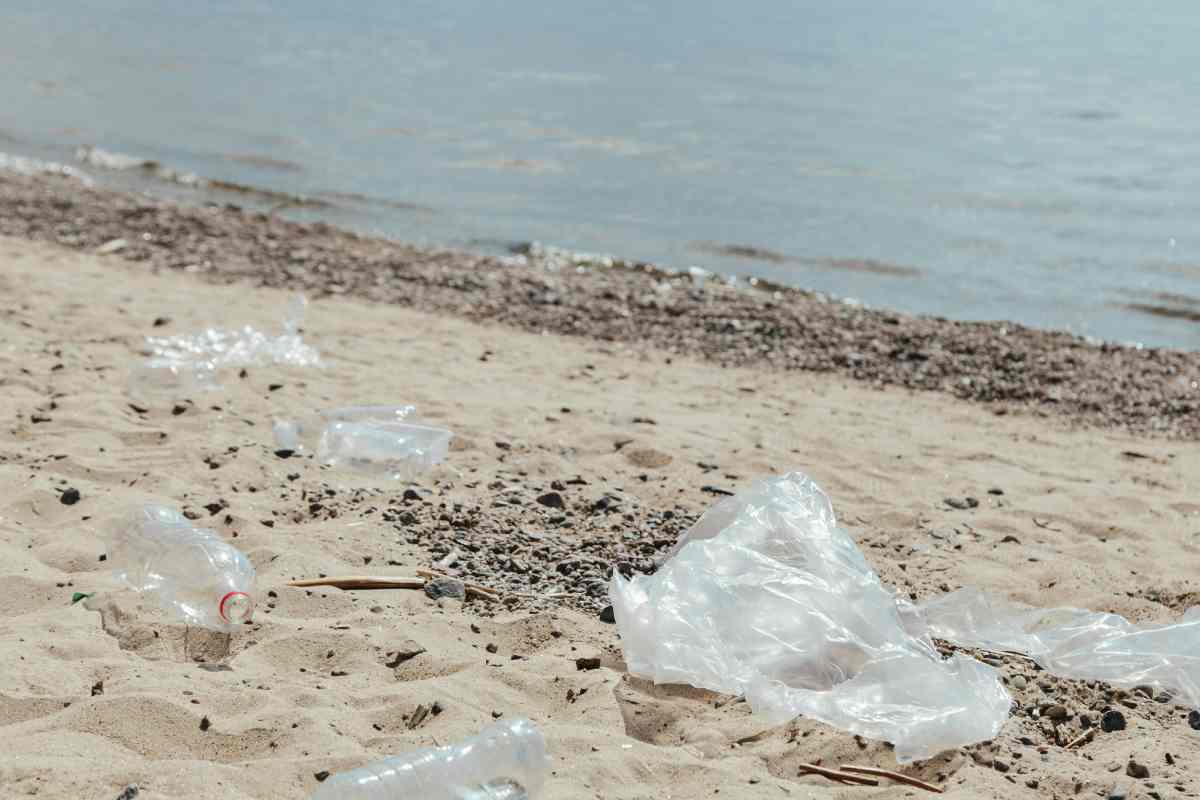 Buste di plastica abbandonate sulla spiaggia