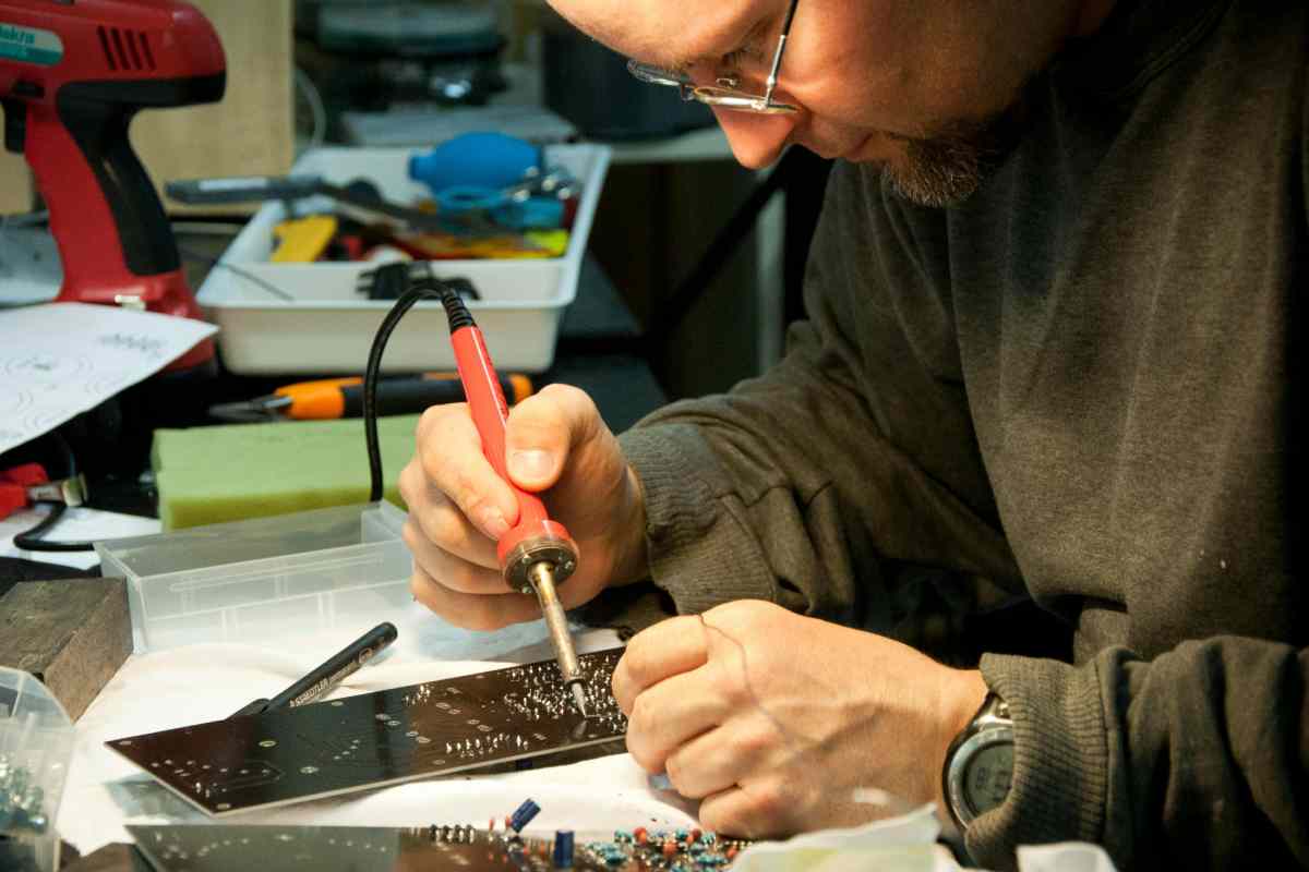 saldatore che lavora