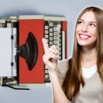 ragazza e macchina da scrivere