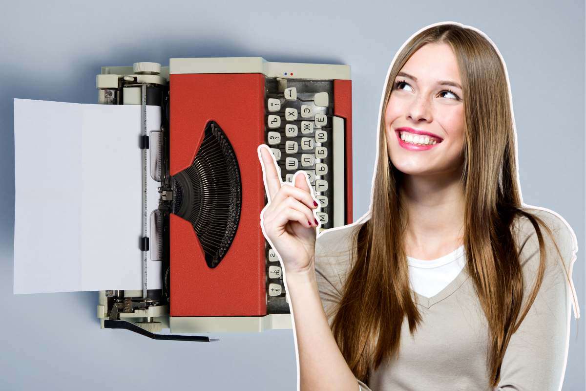 ragazza e macchina da scrivere