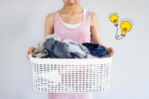 Donna con in mano la cesta del bucato asciutto