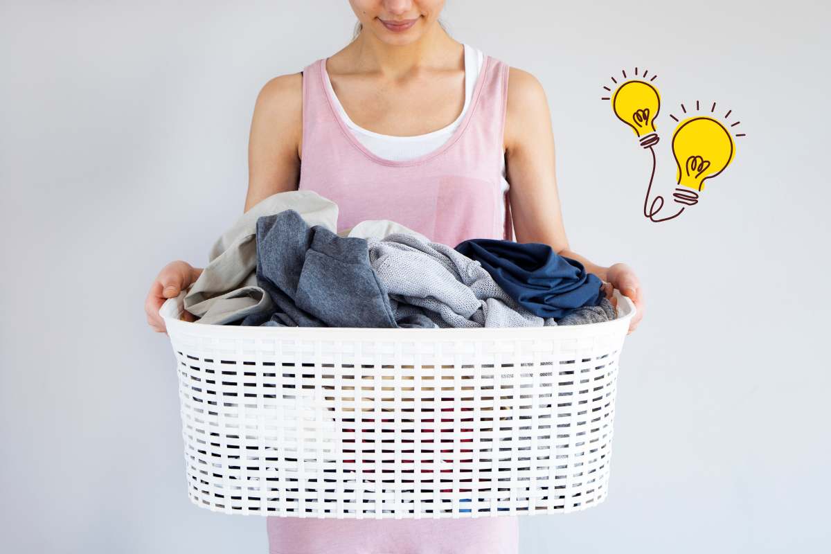 Donna con in mano la cesta del bucato asciutto