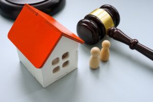 casa in miniatura e martelletto giudice