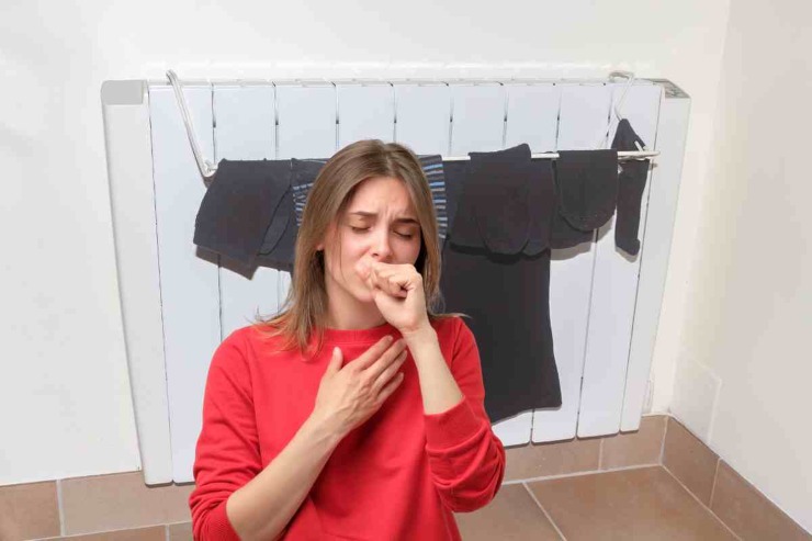Tossire e termosifone con panni sopra